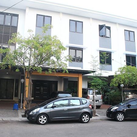 Carica Homestay Surabaya Esterno foto