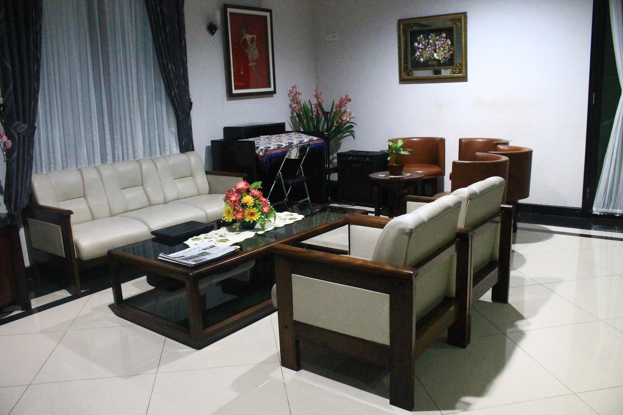 Carica Homestay Surabaya Esterno foto