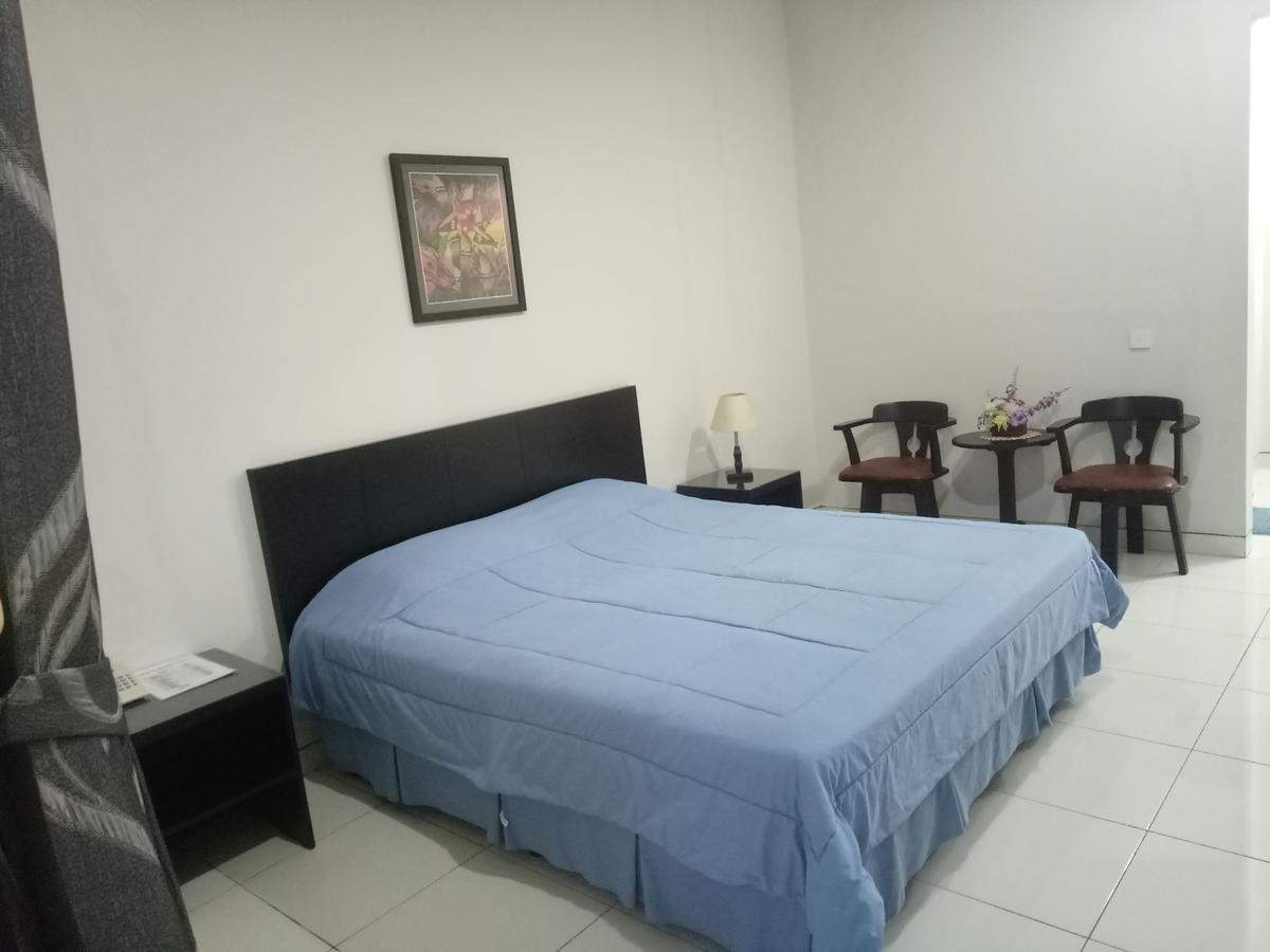 Carica Homestay Surabaya Esterno foto